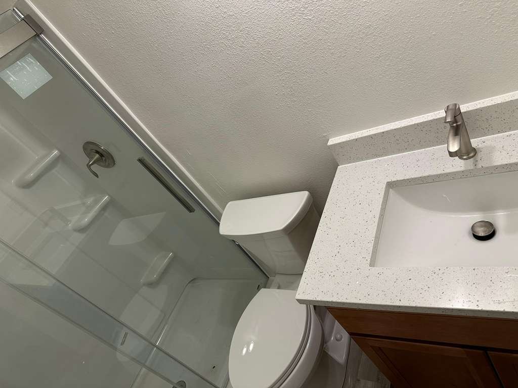 Mueble de baño moderno con encimera de cuarzo