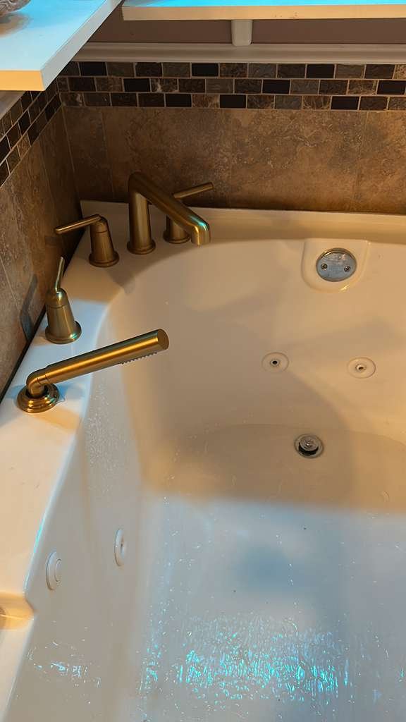 Jacuzzi de lujo con grifería dorada