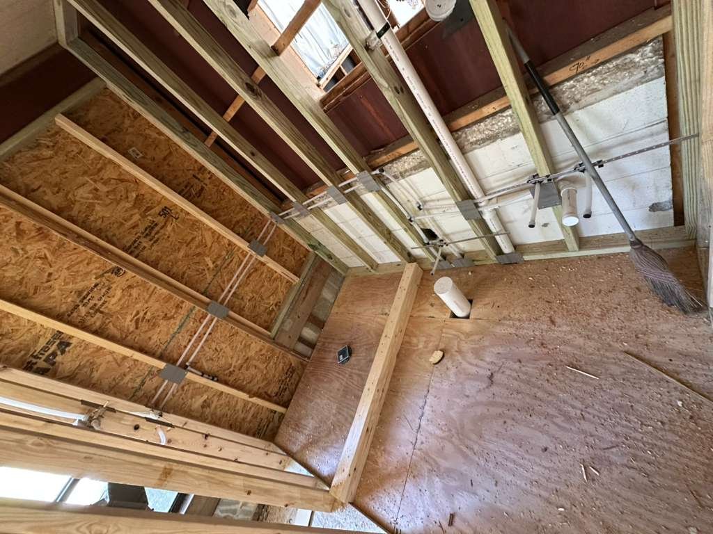 Vista aérea de tuberías en estructura de madera