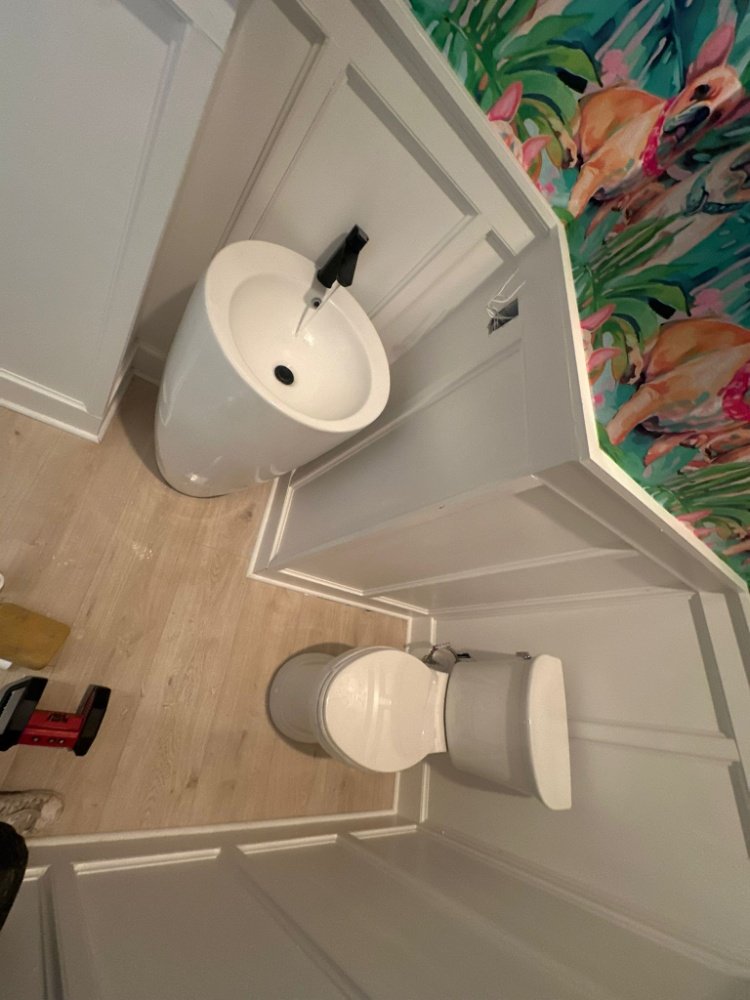 Remodelación de baño de visitas con papel tapiz