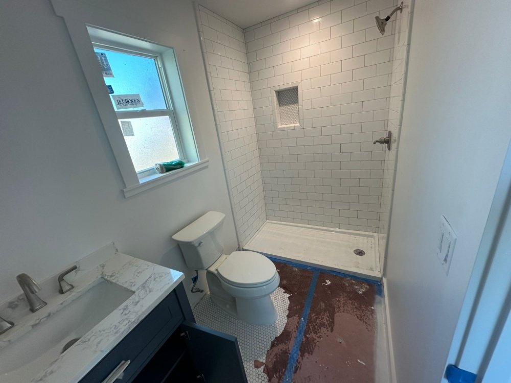 Ducha con azulejo tipo metro y nicho