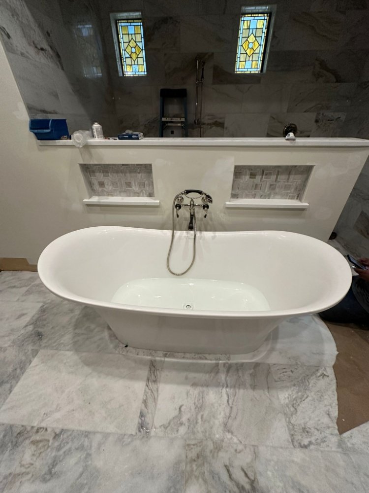 Bañera exenta con vitrales de fondo