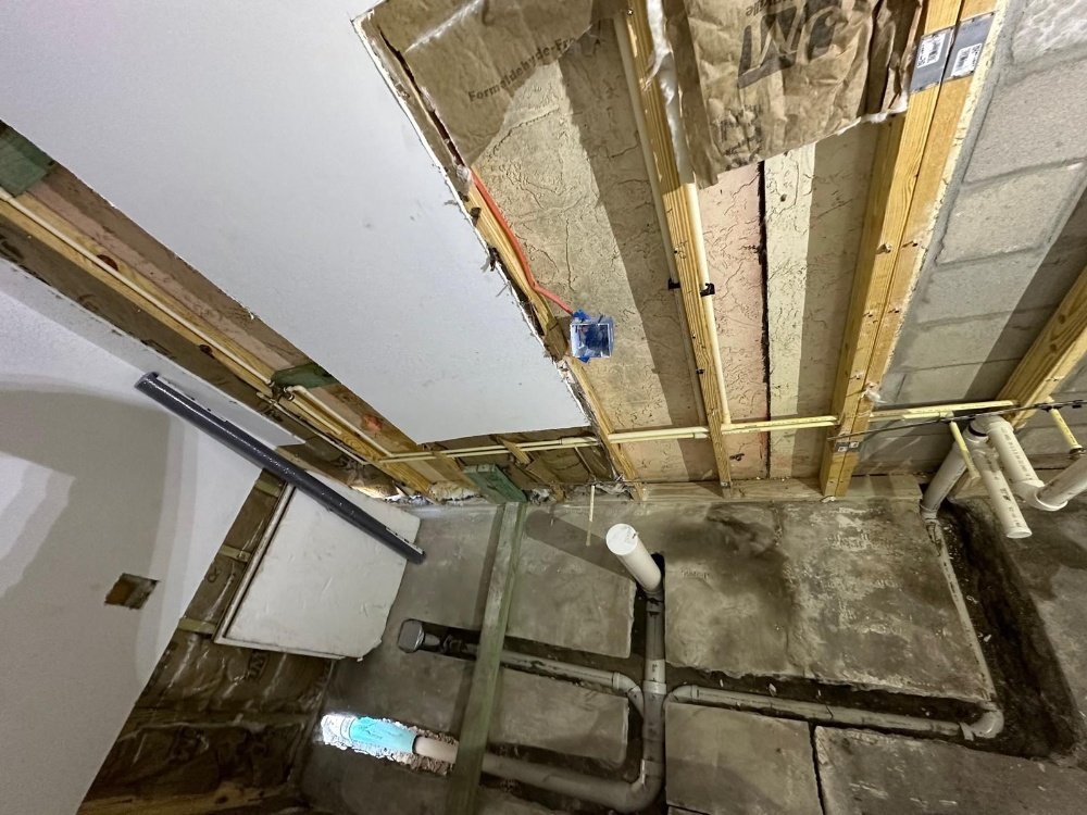 Líneas de agua PEX instaladas en techo